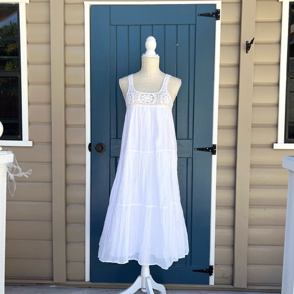 Hudson + Honey Dresses & Skirts - Boutique Hudson Honey Maxi Dress Crocheted Lace detail on bodice, Women Size XS